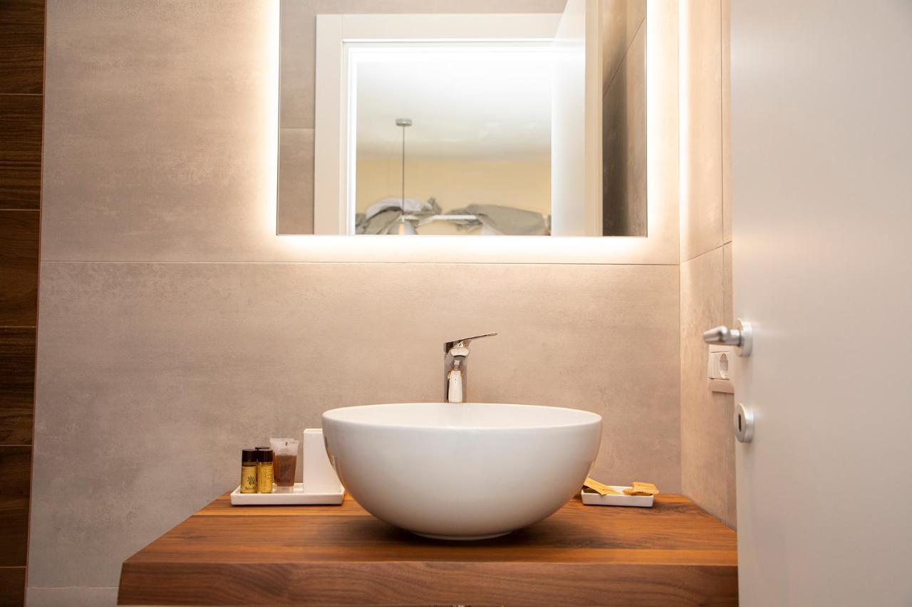 South Hands Luxury Rooms เนเปิลส์ ภายนอก รูปภาพ